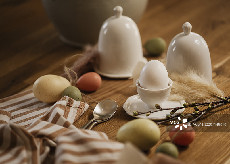 复活节春季静物，包含鸡蛋和樱桃枝条图片素材