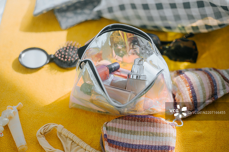 夏季沙滩毛巾上的化妆包图片素材