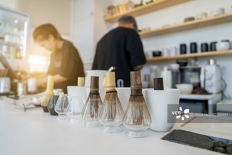 现代咖啡馆中的茶具和咖啡师图片素材