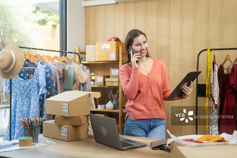小型企业主在服装精品店管理订单图片素材