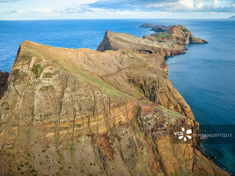 马德拉岛最东端的圣洛伦索角，展现出崎岖的火山景观，陡峭的悬崖直插碧蓝的大西洋水域。图片素材