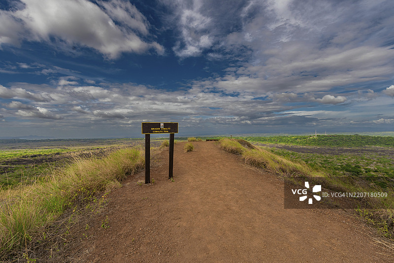 尼加拉瓜马萨亚的科马利托小径观景点的火山景观图片素材