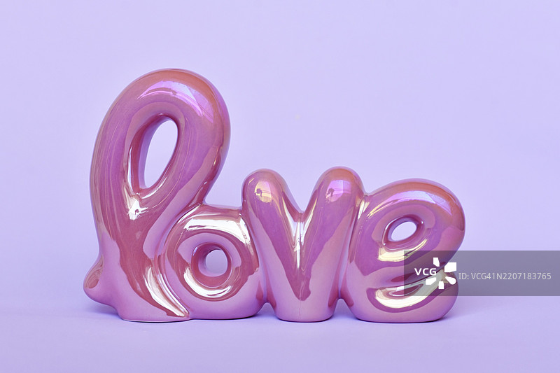 情人节文字装饰“爱”在淡紫色背景上图片素材