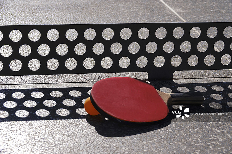 户外乒乓球桌，配有球和球拍，德国，欧洲图片素材