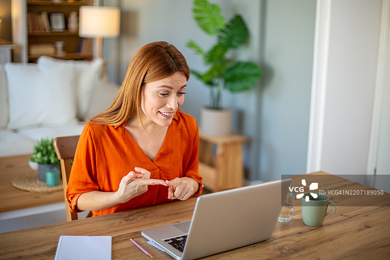 女教师在电子学习课堂上讲解步骤图片素材