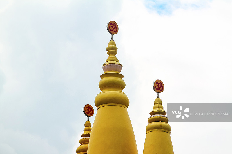 新加坡一座印度教寺庙金色佛塔的顶部图片素材