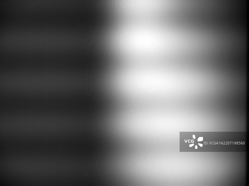 带有条纹的阴影（由百叶窗投射）在纹理化的白色墙壁上。加拿大魁北克省蒙特利尔。图片素材