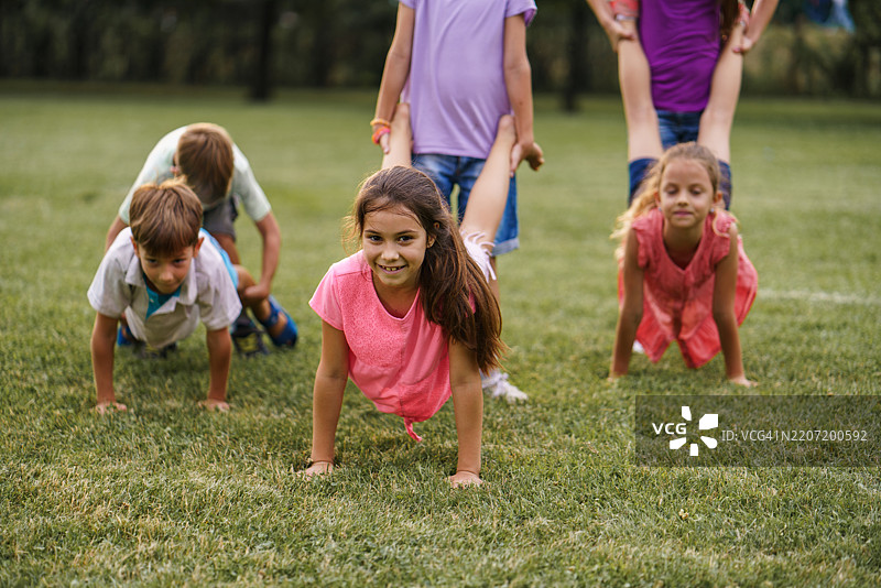 孩子们在公园里玩推车比赛图片素材