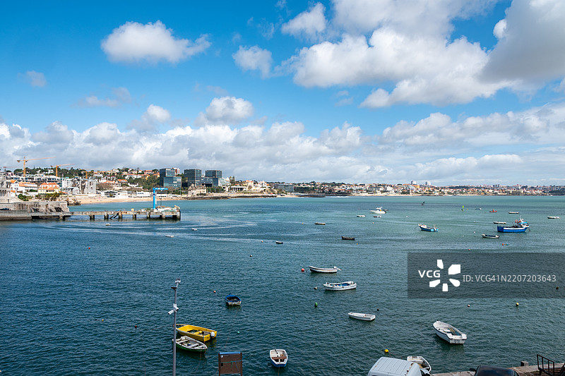葡萄牙里斯本卡斯凯什中心前的海湾景观。图片素材