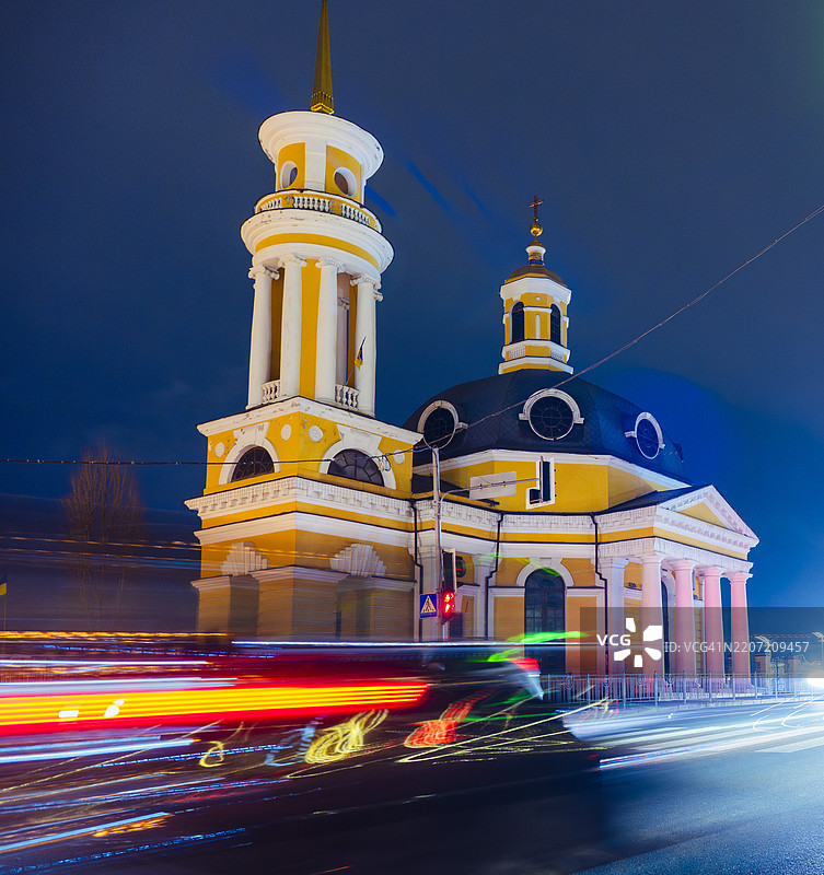 基辅波什托瓦广场的基督降生教堂夜间灯光照明，生动的城市生活在流动中图片素材