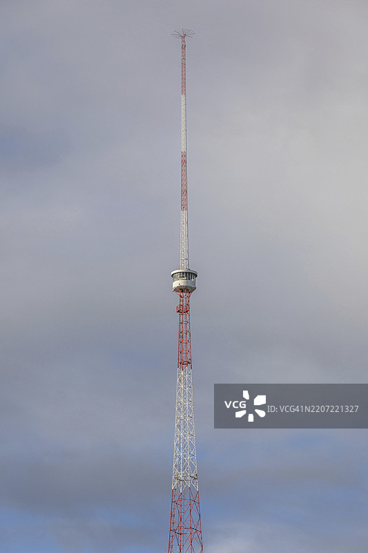 贝罗穆恩斯特国家发射台是瑞士用于德语中波广播的发射台。该发射台于1931年6月11日投入使用，直到2008年12月29日停止使用。位于布洛森山的主发射塔已经图片素材
