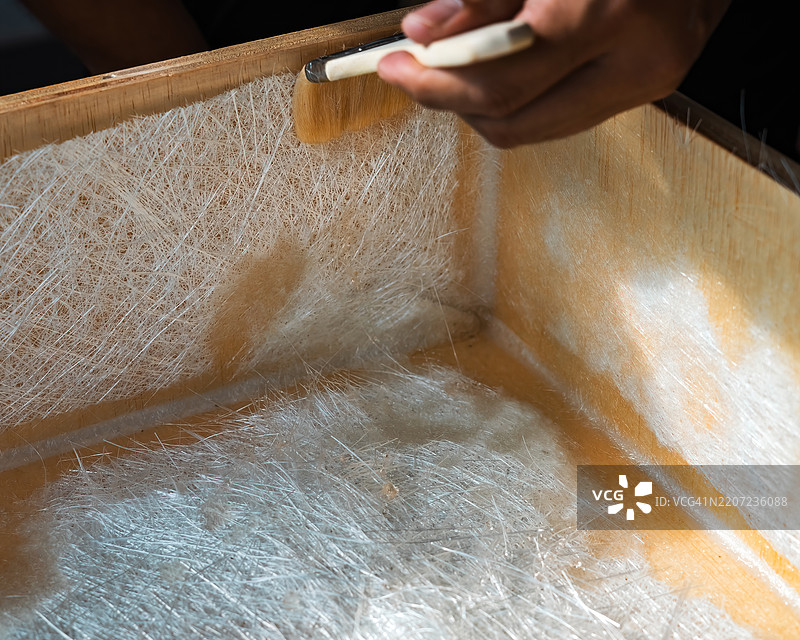 在木箱上通过玻璃纤维板刷涂解决方案 家庭DIY项目图片素材