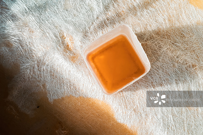 从上方看玻璃纤维溶液在玻璃纤维板上的容器图片素材