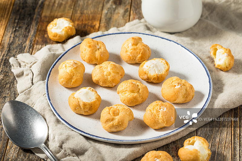 高角度视图的盘子里放着饼干，桌子上，美国，USA图片素材