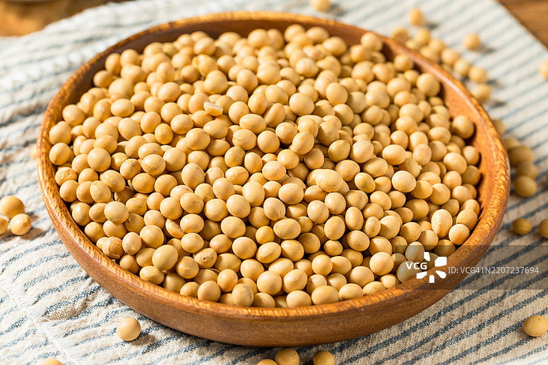 桌子上的碗里装着大豆特写， 美国， 美国图片素材