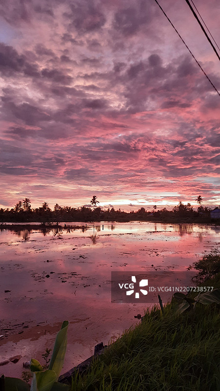 粉色黄昏的天空映照在水面上图片素材