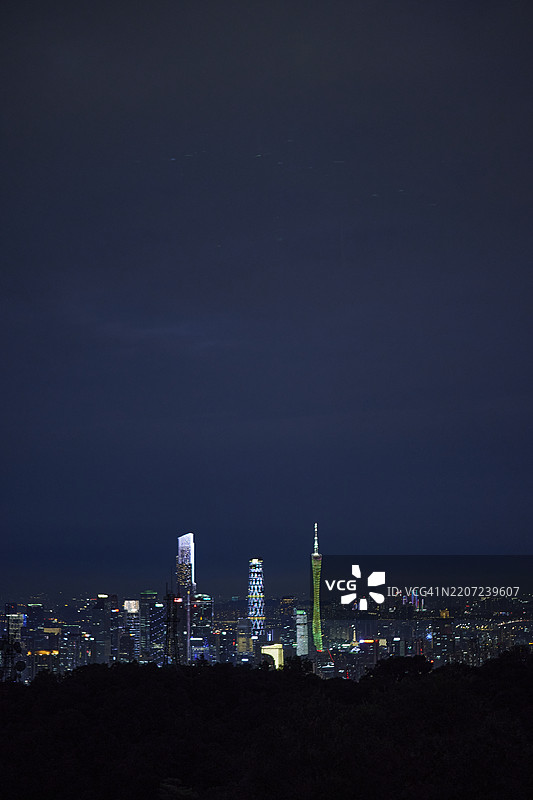 夜晚灯光照亮的建筑景观图片素材
