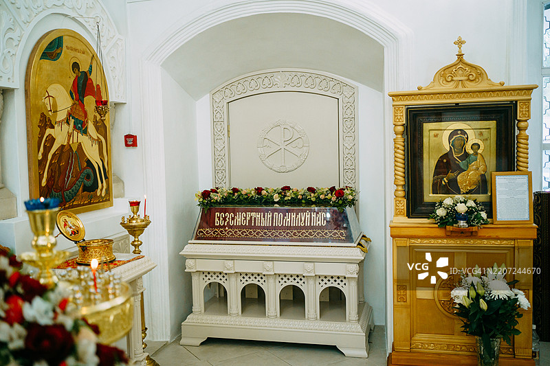 东正教教堂的内部，展示了圣像和圣物匣图片素材
