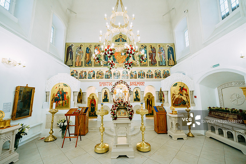 现代东正教教堂的内部，装饰有圣像和装饰品图片素材