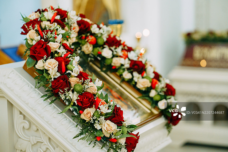美丽的花卉装饰在教堂的宗教圣像上图片素材