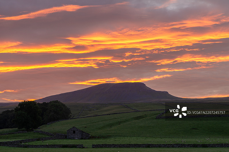约克郡山脉上色彩斑斓的日出图片素材