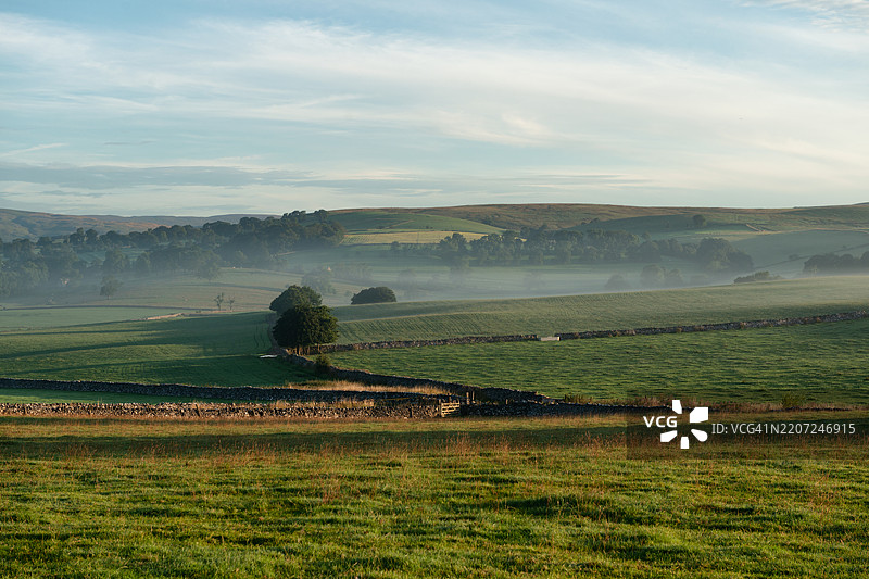 英格兰的雾霭乡村图片素材