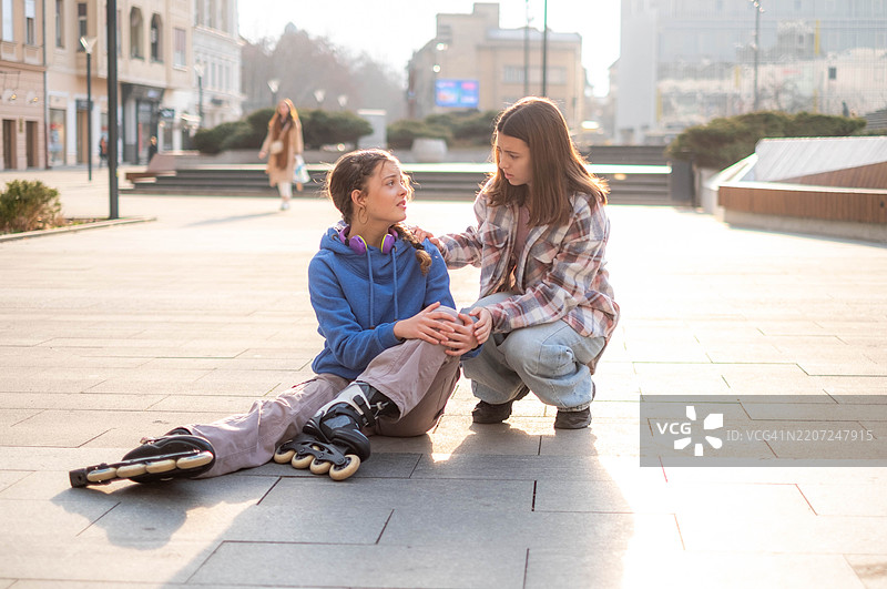 在市中心的少女面前图片素材