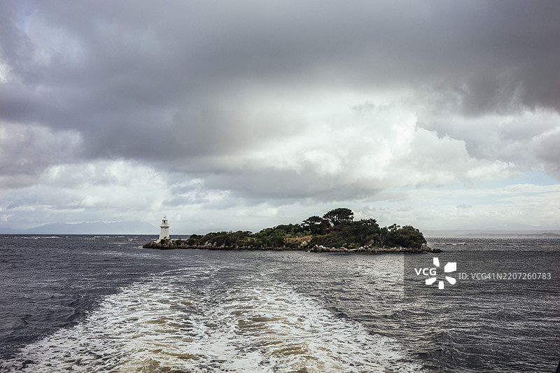 塔斯马尼亚州斯特劳汉戈登河中央的灯塔图片素材