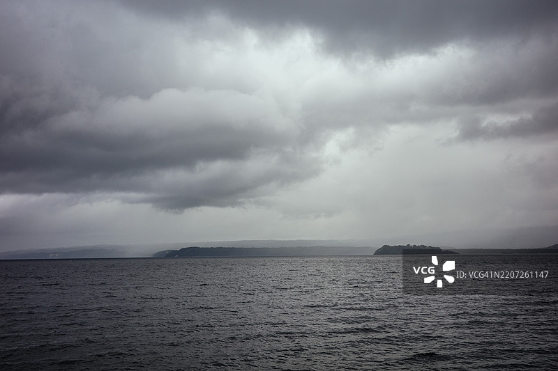 戈登河的地平线和山脉上空的阴云密布的天空图片素材