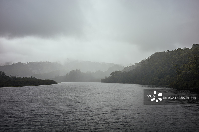 塔斯马尼亚斯特拉汉的戈登·里奇云雾缭绕的山河景观图片素材