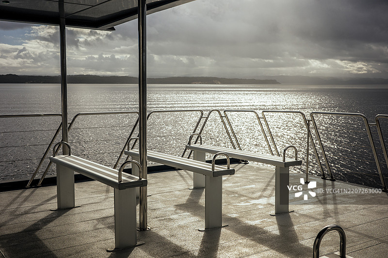 渡轮甲板上的座位，享有海洋美景图片素材
