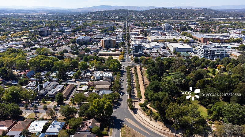澳大利亚新南威尔士州奥尔伯里的主街迪恩街的鸟瞰图图片素材