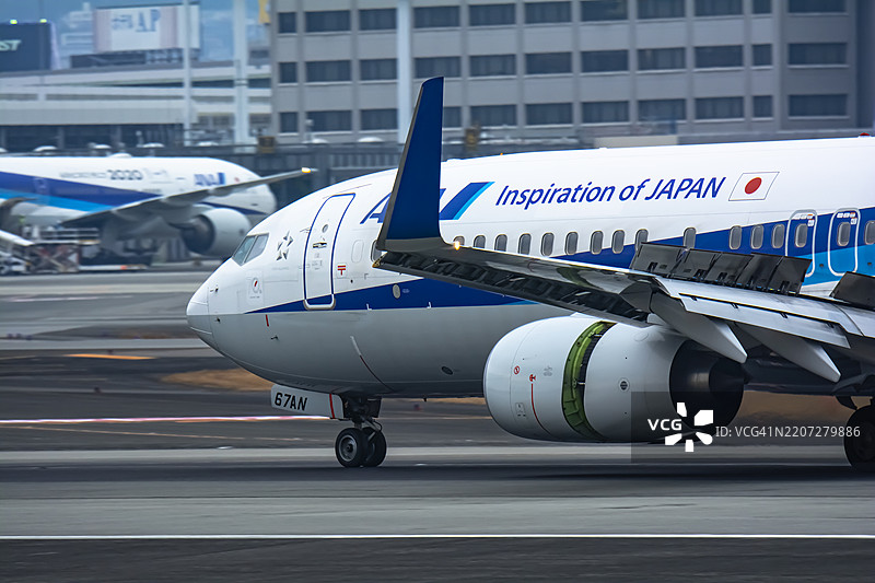 全日空航空的飞机正在大阪机场降落图片素材