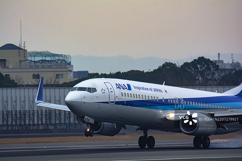 全日空航空的飞机正在大阪机场降落图片素材