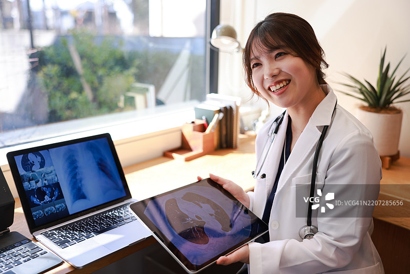 女医生与癌症患者沟通图片素材