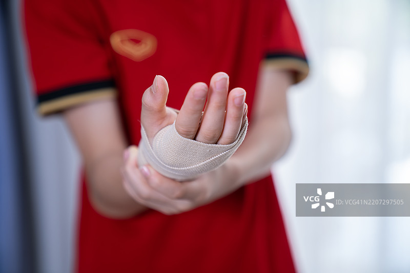 孩子的手上包着纱布绷带。图片素材