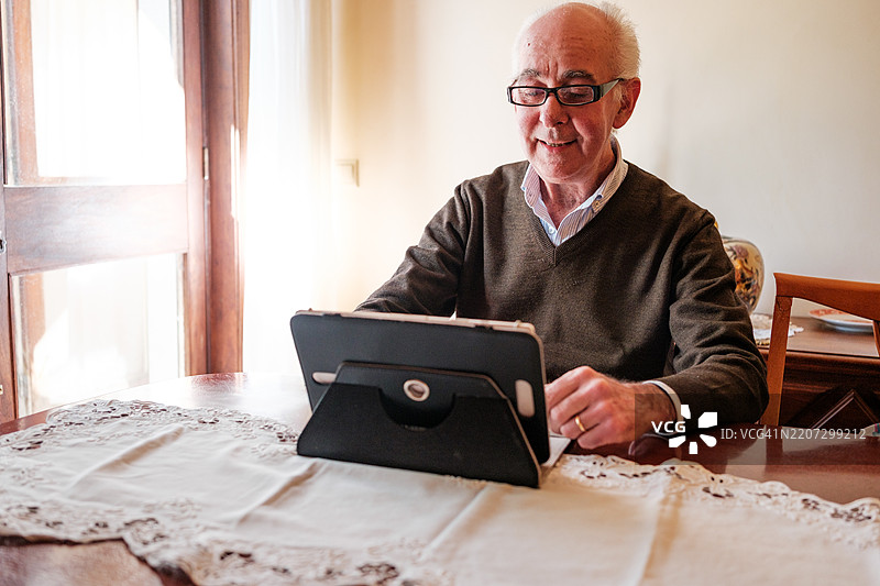 老年人在家中使用平板电脑图片素材
