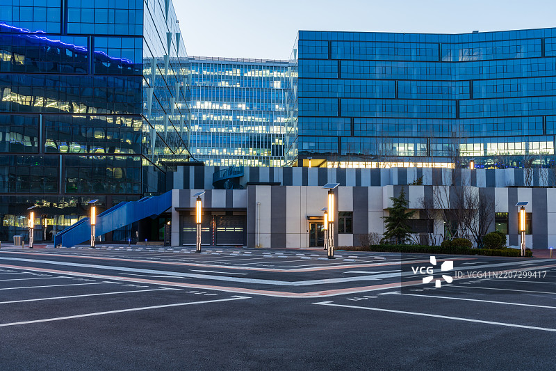 繁忙城市背景下的空旷广场图片素材