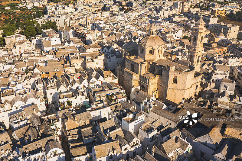 意大利阿普利亚地区洛科罗通多历史中心的屋顶和教堂的鸟瞰图图片素材