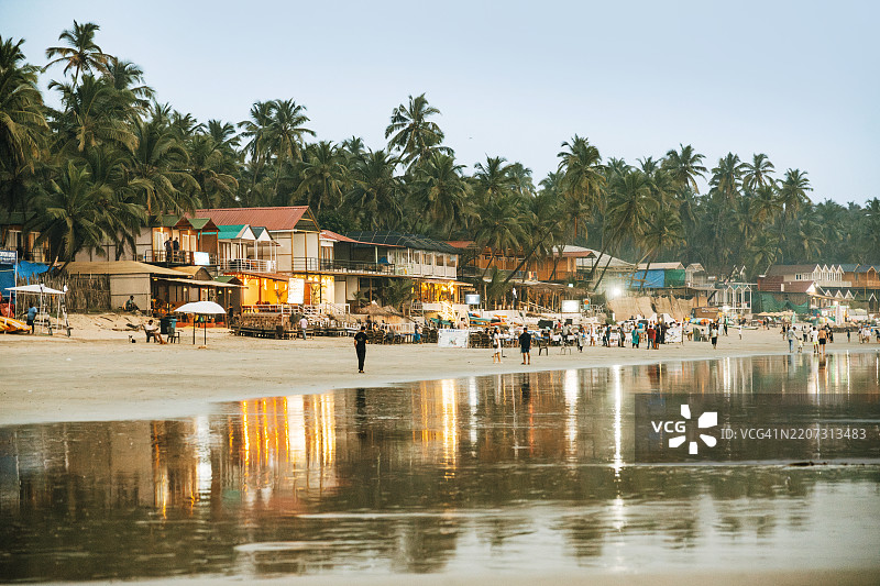 五彩缤纷的小屋和棕榈树的果阿海滩美景图片素材