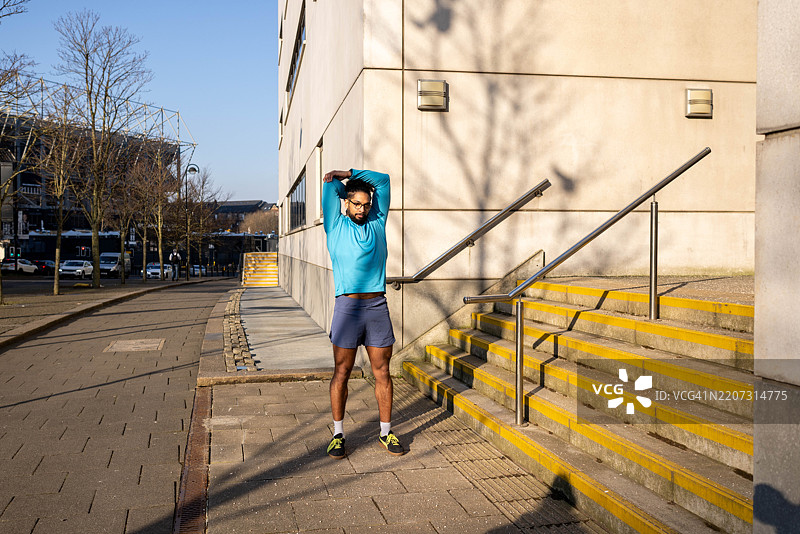 跑步者在户外热身准备慢跑图片素材
