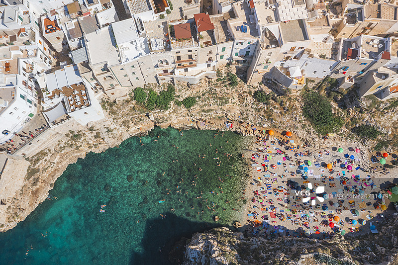 意大利沿海小镇的鸟瞰图，白色建筑与碧蓝海水相映成趣图片素材
