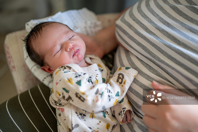 新生儿在睡觉图片素材