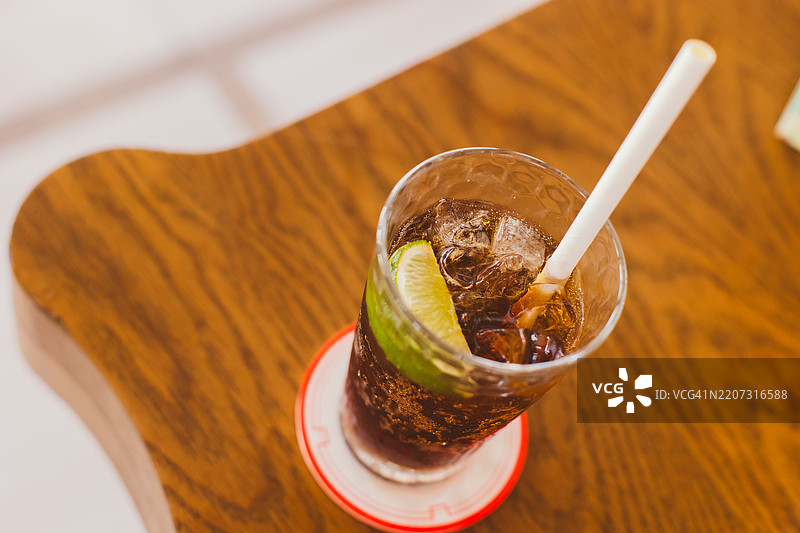清爽的冰饮料配青柠放在木桌上图片素材