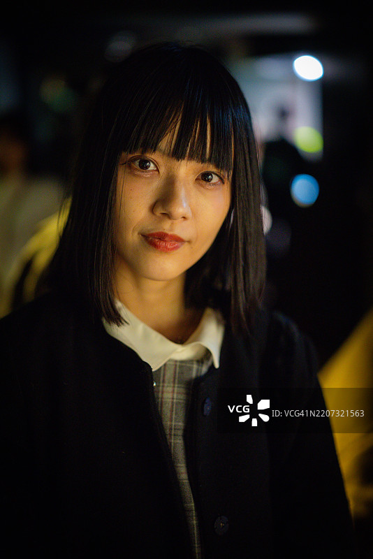 水族馆中的女性肖像图片素材