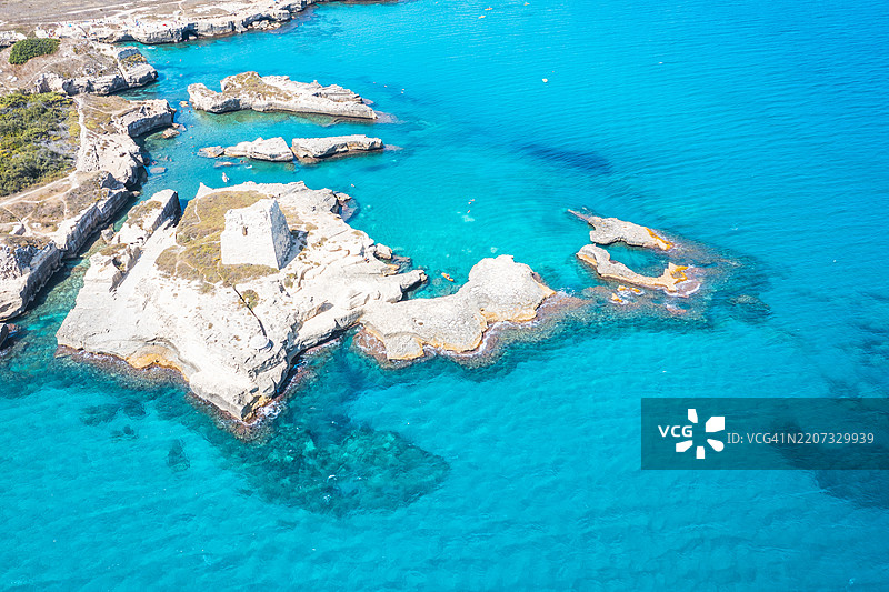 意大利阿普利亚的海岸悬崖与碧蓝海水的鸟瞰图图片素材
