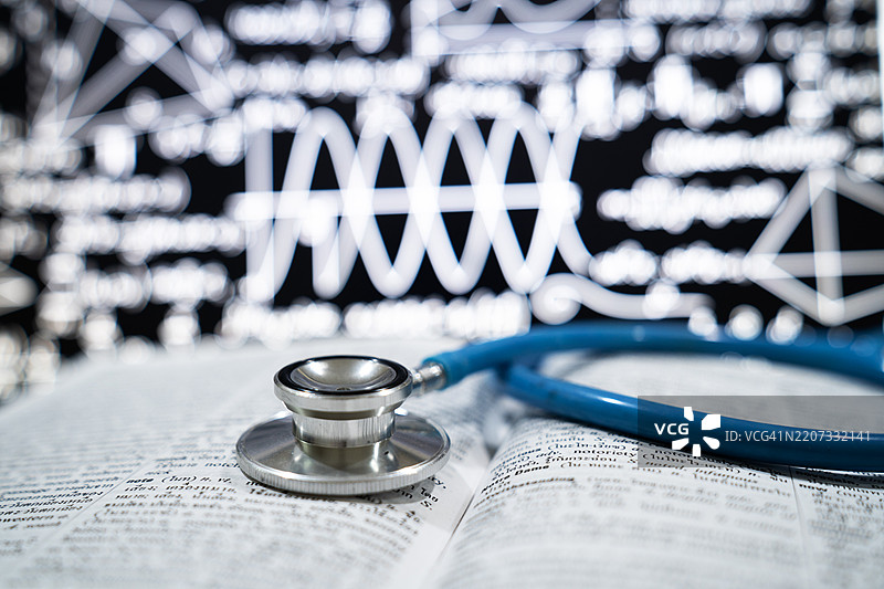 听诊器放在书上图片素材