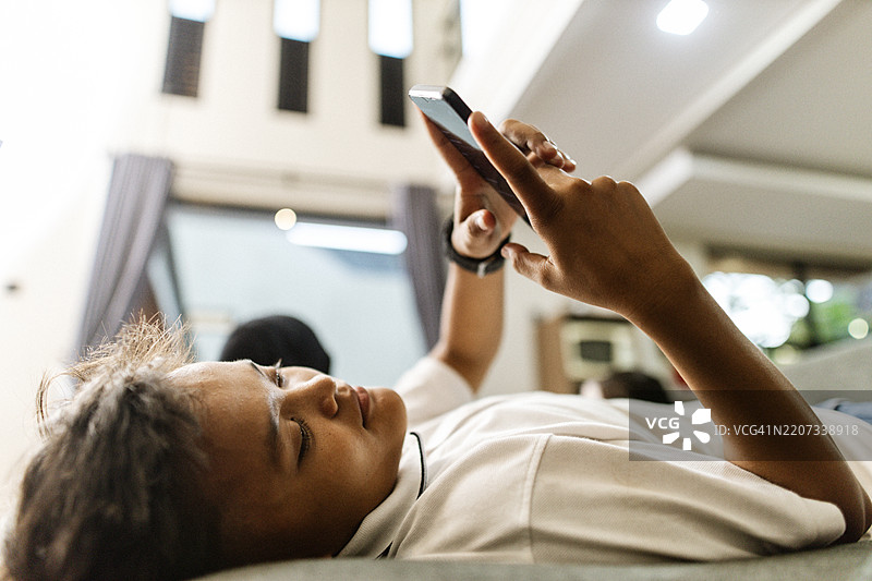 年轻女性手持智能手机图片素材