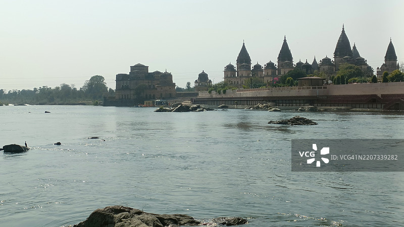 河边风景与历史寺庙图片素材