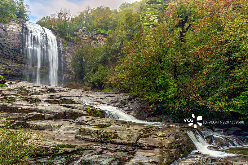 森林中的瀑布景观图片素材